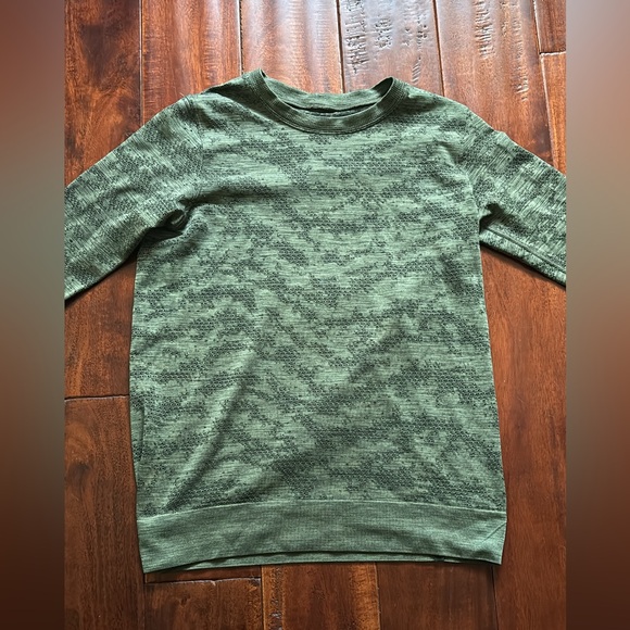 Lululemon Women’s Athletic Camo Shitt - Picture 2 of 2